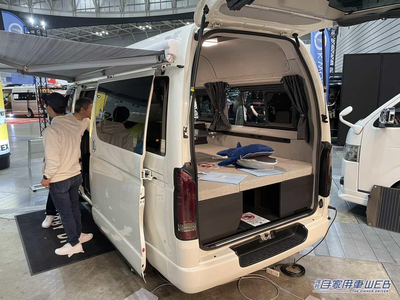 |フルフラット状態でテーブルも使える! 快適ベッドスペースが最高なトヨタ ハイエースがベースのキャンパー