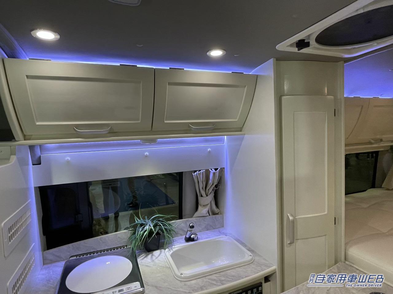 |「おい、嘘だろ…」「ハイエースがここまで?」もはや住宅レベル。キッチン・エアコン・冷蔵庫…なんでも付いてて暮らせるぞ!