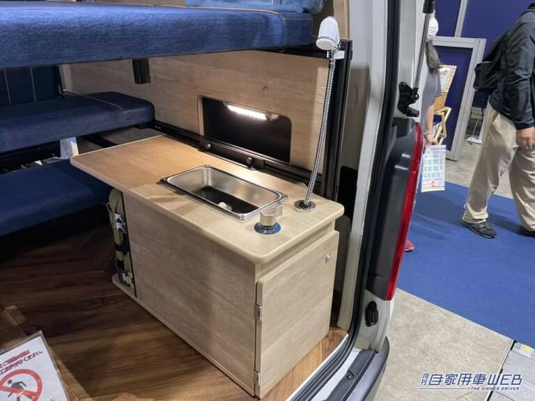 シンクとシャワーホース。|「車のシートだよね?」「すげぇ…デニム地だ」汚してナンボ、経年劣化を楽しみたい。真っ青なシートが魅力のキャンピングカー。