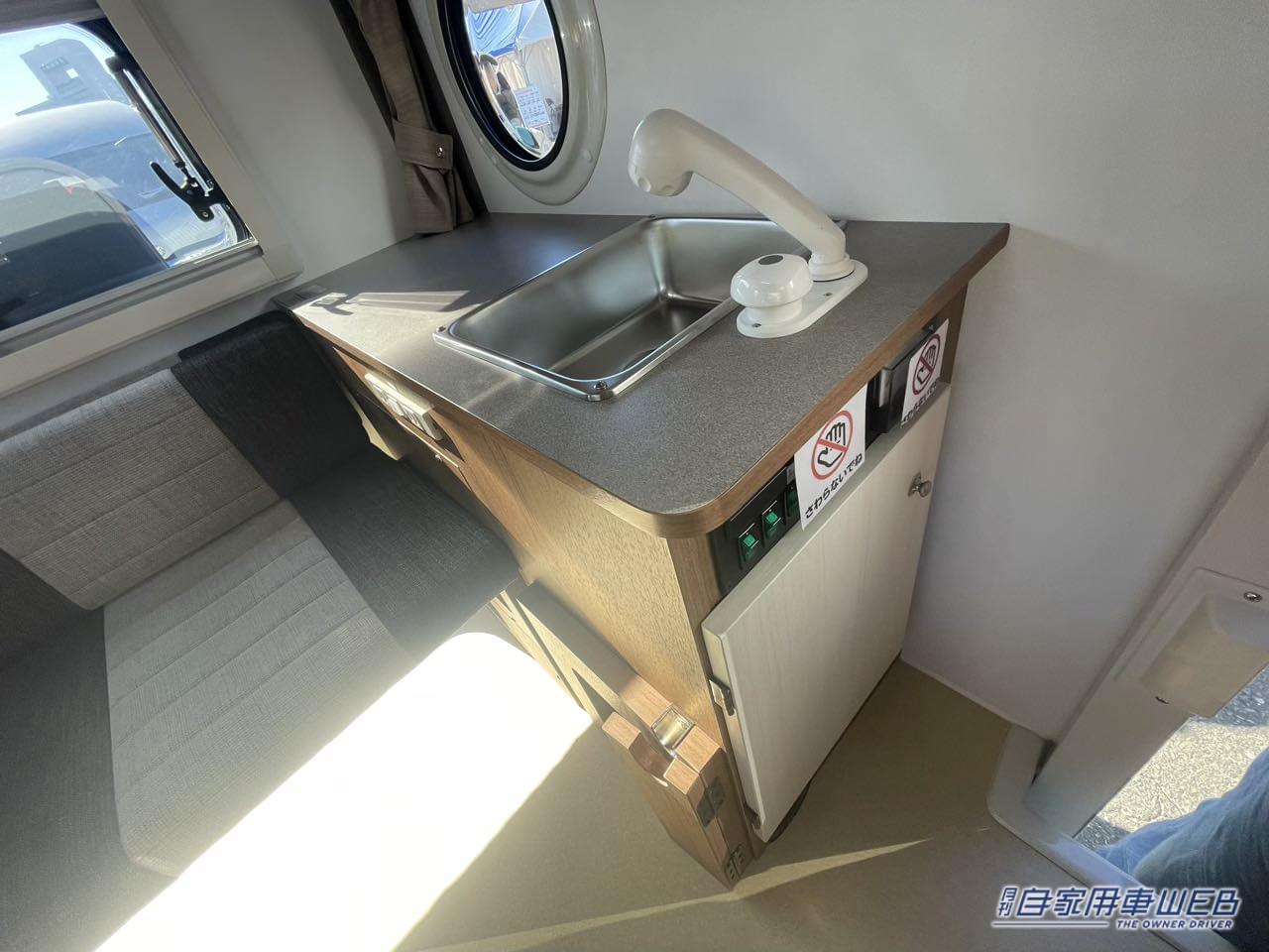 |天井の高い車内は快適ボックスシート! ダイハツ ハイゼットトラックがベースの軽キャンパー