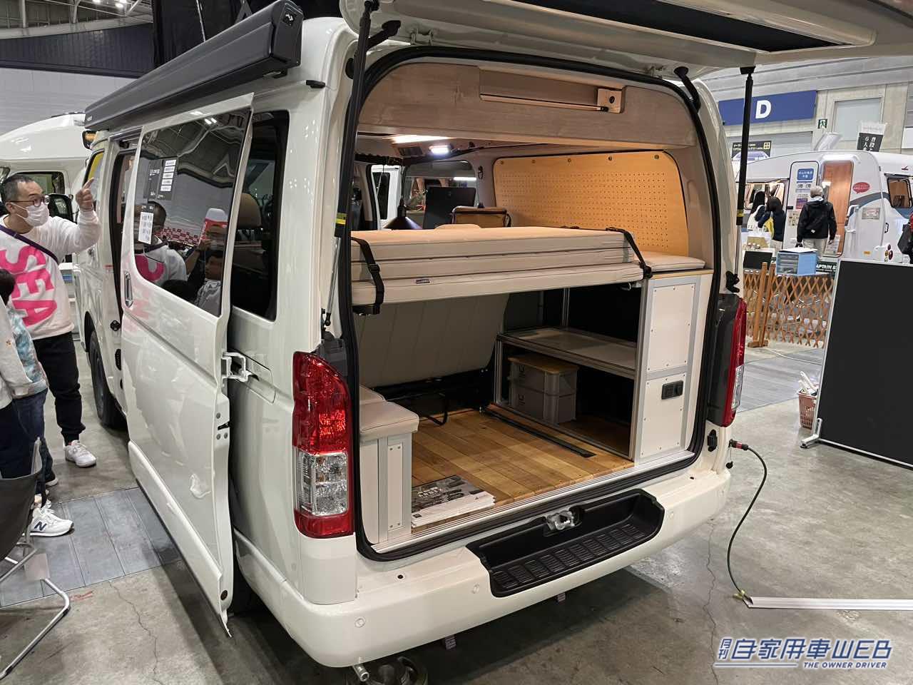 |便利なボックスシートと板張りのフロアが個性的! トヨタ ハイエースがベースのキャンパー