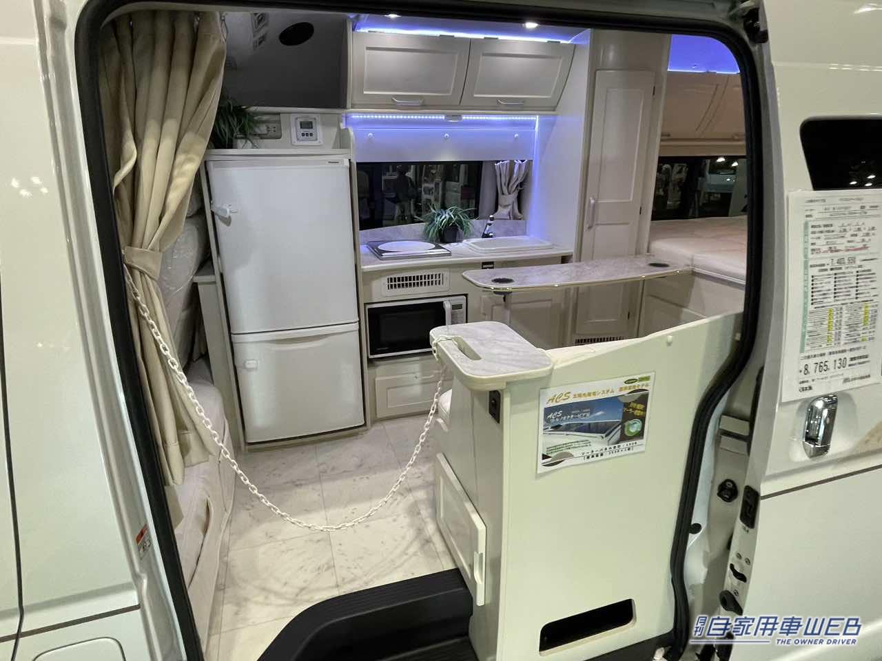 |「おい、嘘だろ…」「ハイエースがここまで?」もはや住宅レベル。キッチン・エアコン・冷蔵庫…なんでも付いてて暮らせるぞ!