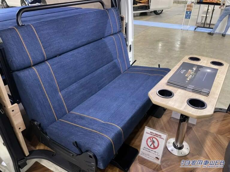 デニム地のシートとテーブル。|「車のシートだよね?」「すげぇ…デニム地だ」汚してナンボ、経年劣化を楽しみたい。真っ青なシートが魅力のキャンピングカー。