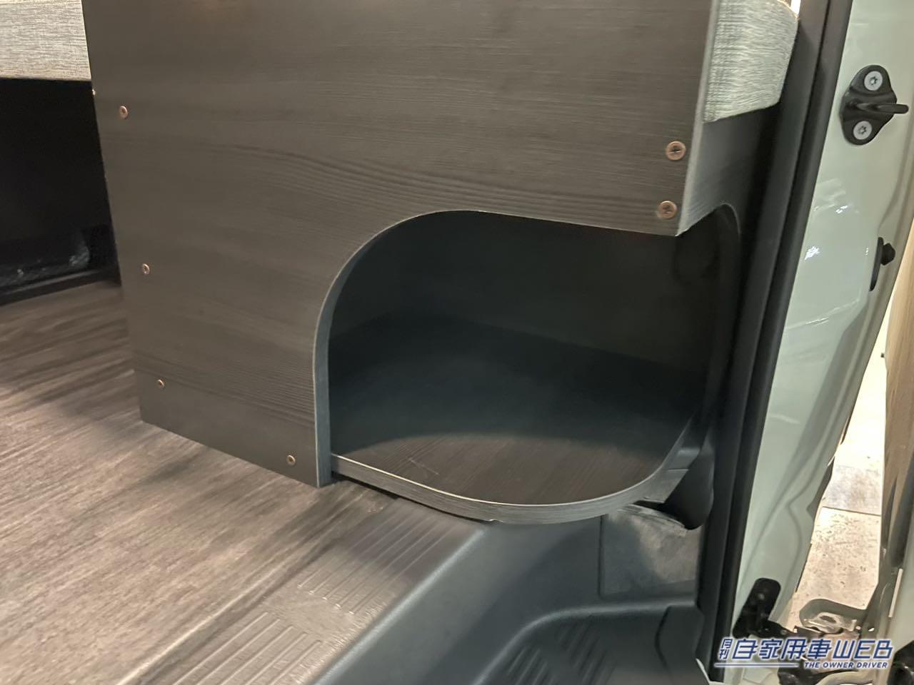 |フルフラット状態でテーブルも使える! 快適ベッドスペースが最高なトヨタ ハイエースがベースのキャンパー