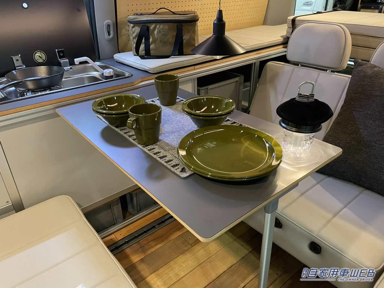 |便利なボックスシートと板張りのフロアが個性的! トヨタ ハイエースがベースのキャンパー