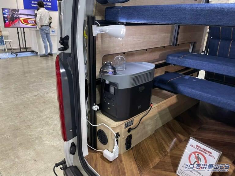 コンセント周り。|「車のシートだよね?」「すげぇ…デニム地だ」汚してナンボ、経年劣化を楽しみたい。真っ青なシートが魅力のキャンピングカー。