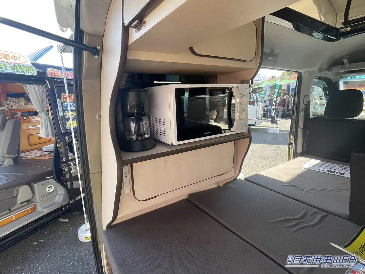 |コンパクトながら3人分のシートと就寝スペースも確保できる! ダイハツ アトレーがベースの軽キャンパー