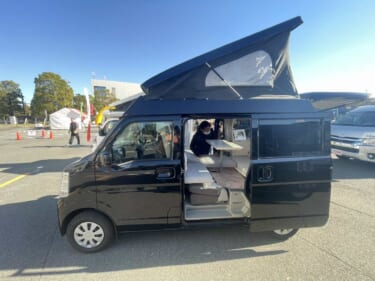 車内はキレイなワンルーム! ポップアップルーフも備えたスズキ エブリイがベースの軽キャンパー