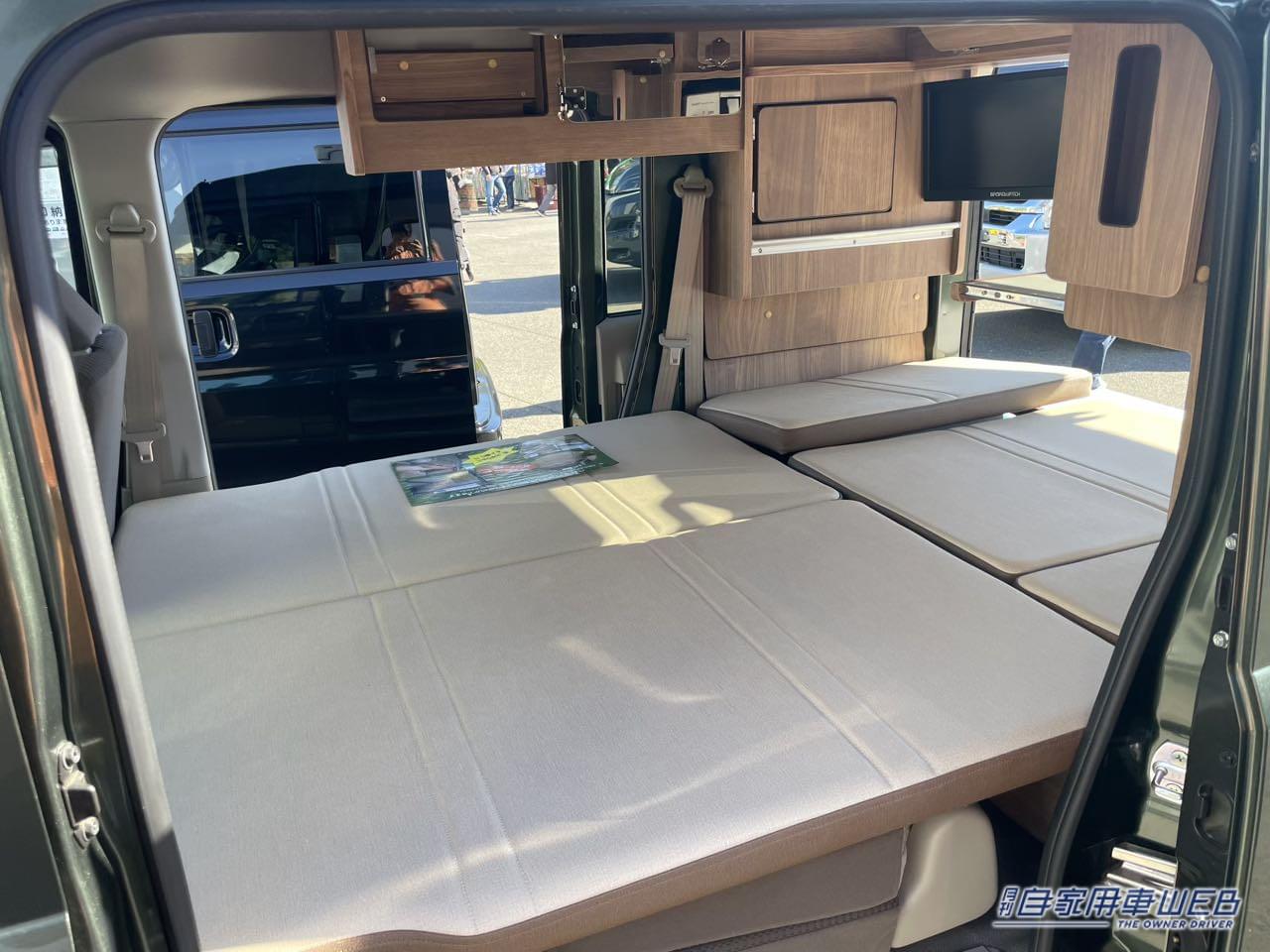 |広いフラットスペースとスライド式のテーブルが便利! スズキ エブリイがベースの軽キャンパー