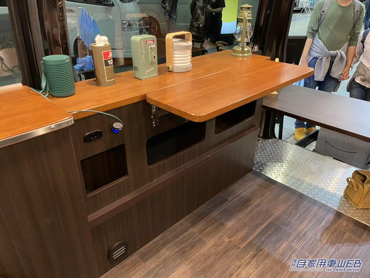 |ガレージのような雰囲気が超カッコいい! トヨタ ハイエースがベースのキャンパー