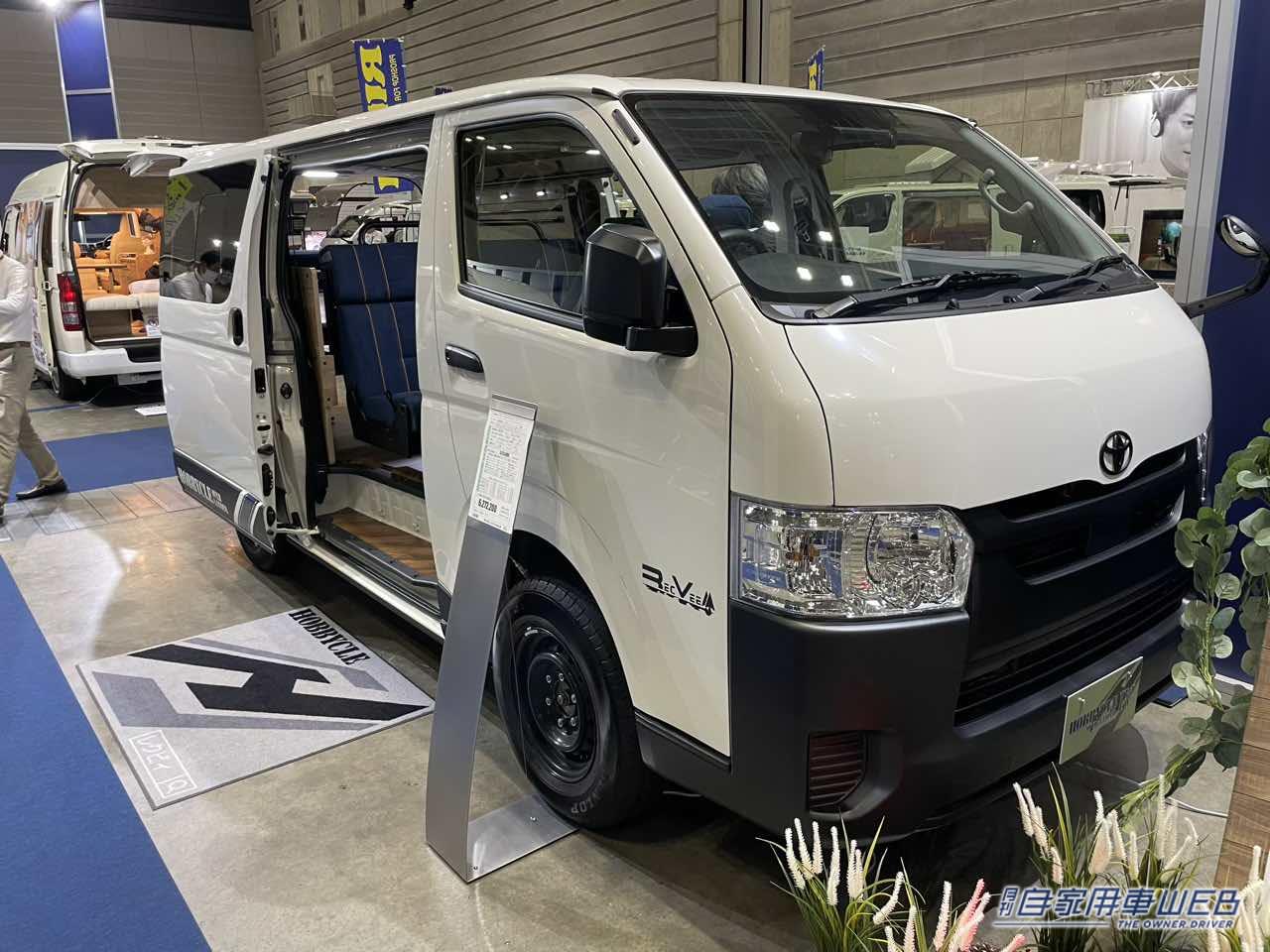 |「車のシートだよね?」「すげぇ…デニム地だ」汚してナンボ、経年劣化を楽しみたい。真っ青なシートが魅力のキャンピングカー。