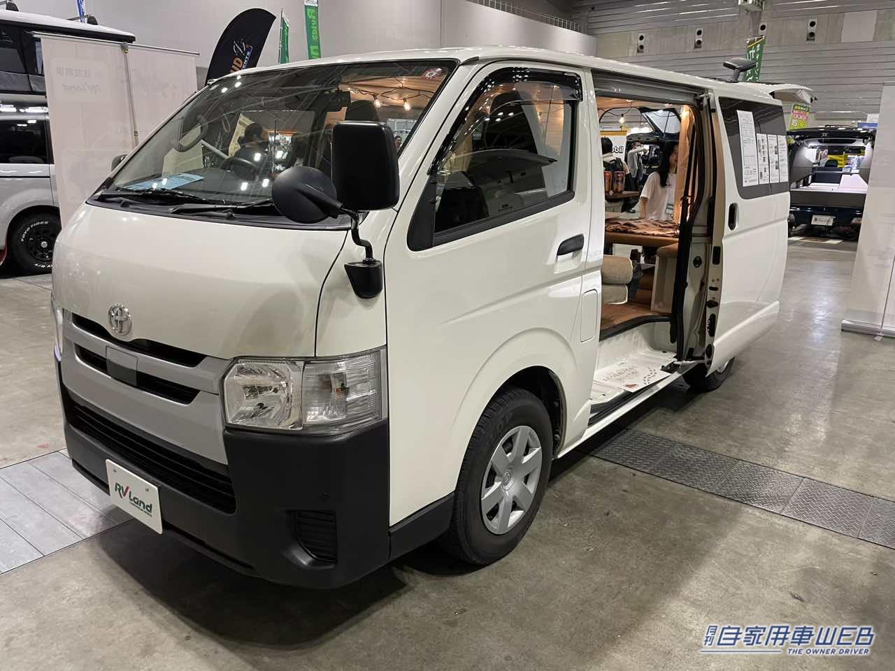 |木材を使った車内は雰囲気抜群! トヨタ ハイエースがベースのキャンパー