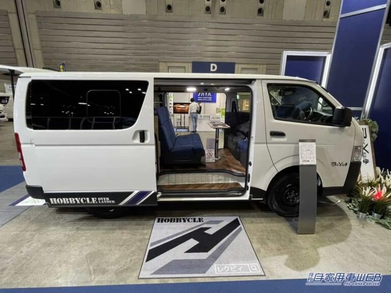 トヨタ・ハイエースがベースのキャンピングカー。|「車のシートだよね?」「すげぇ…デニム地だ」汚してナンボ、経年劣化を楽しみたい。真っ青なシートが魅力のキャンピングカー。