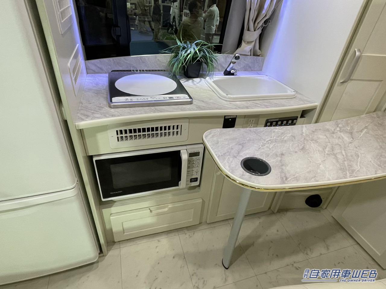 |「おい、嘘だろ…」「ハイエースがここまで?」もはや住宅レベル。キッチン・エアコン・冷蔵庫…なんでも付いてて暮らせるぞ!