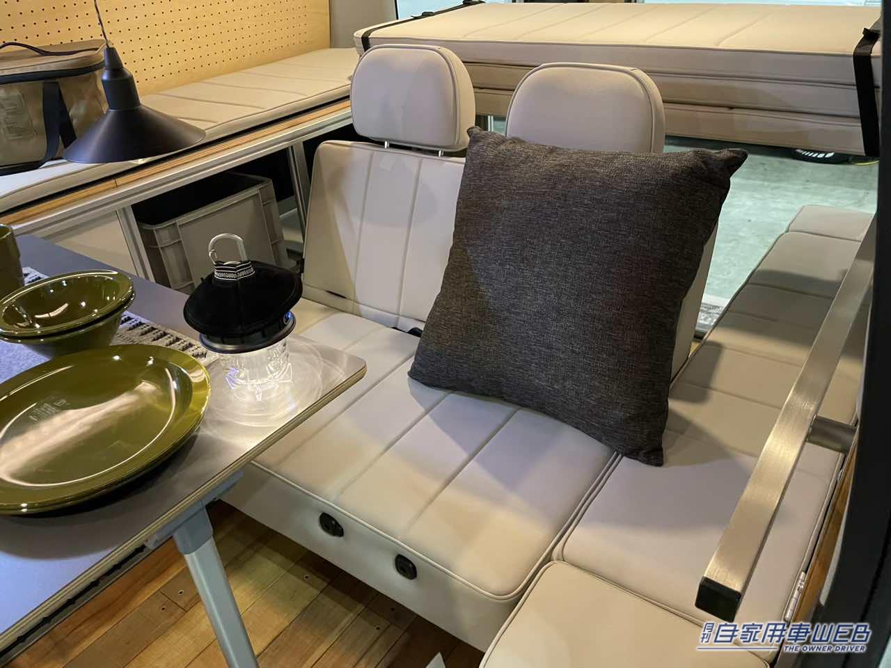 |便利なボックスシートと板張りのフロアが個性的! トヨタ ハイエースがベースのキャンパー