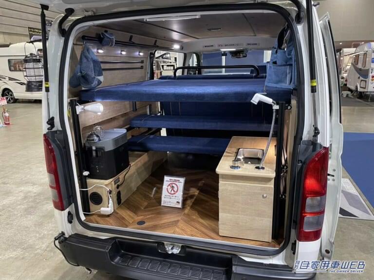 車内をバックドア側からみた様子。|「車のシートだよね?」「すげぇ…デニム地だ」汚してナンボ、経年劣化を楽しみたい。真っ青なシートが魅力のキャンピングカー。