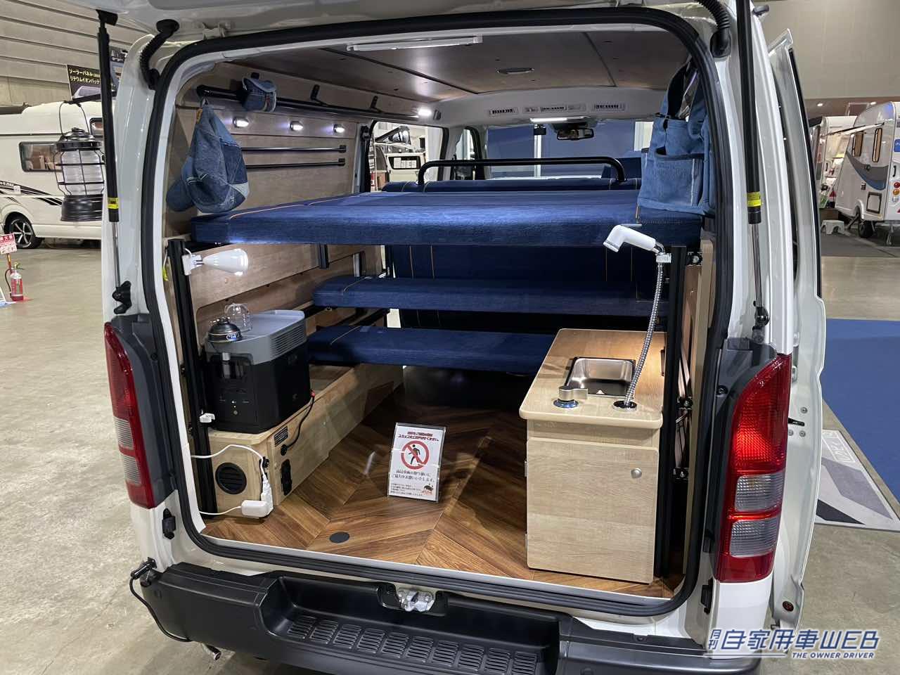 |「車のシートだよね?」「すげぇ…デニム地だ」汚してナンボ、経年劣化を楽しみたい。真っ青なシートが魅力のキャンピングカー。
