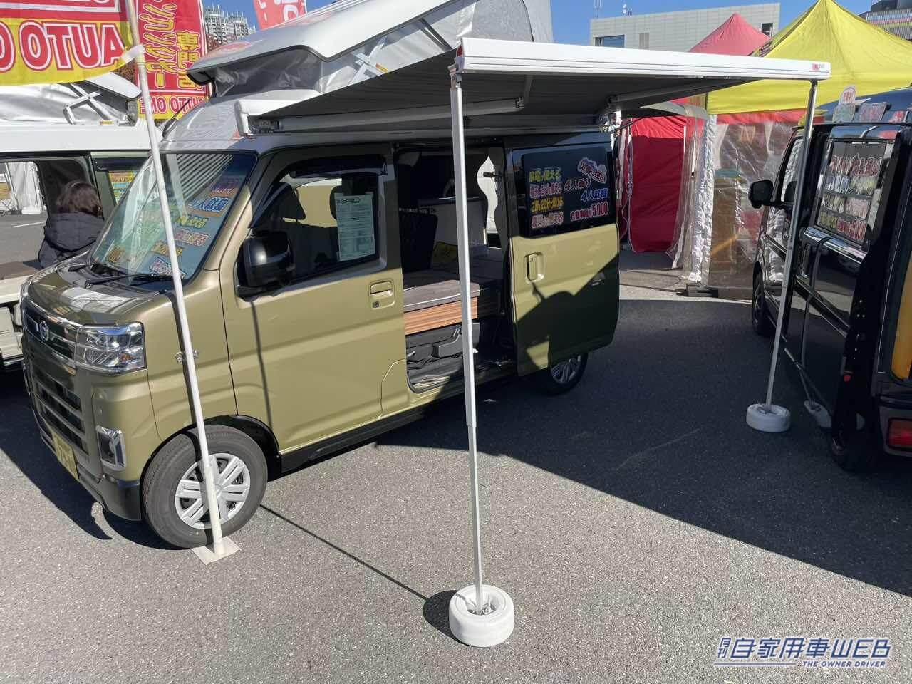 |コンパクトながら3人分のシートと就寝スペースも確保できる! ダイハツ アトレーがベースの軽キャンパー