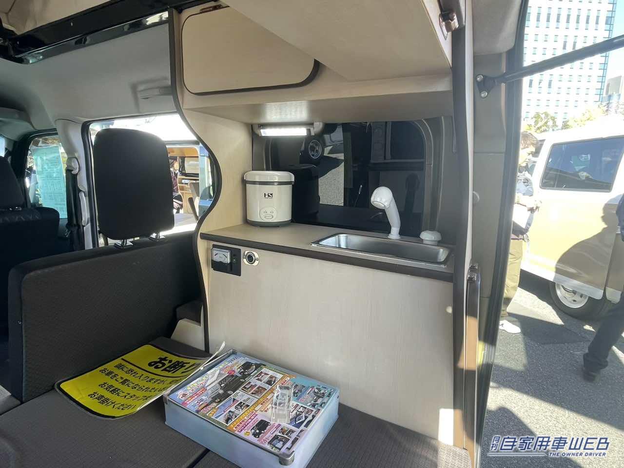 |コンパクトながら3人分のシートと就寝スペースも確保できる! ダイハツ アトレーがベースの軽キャンパー