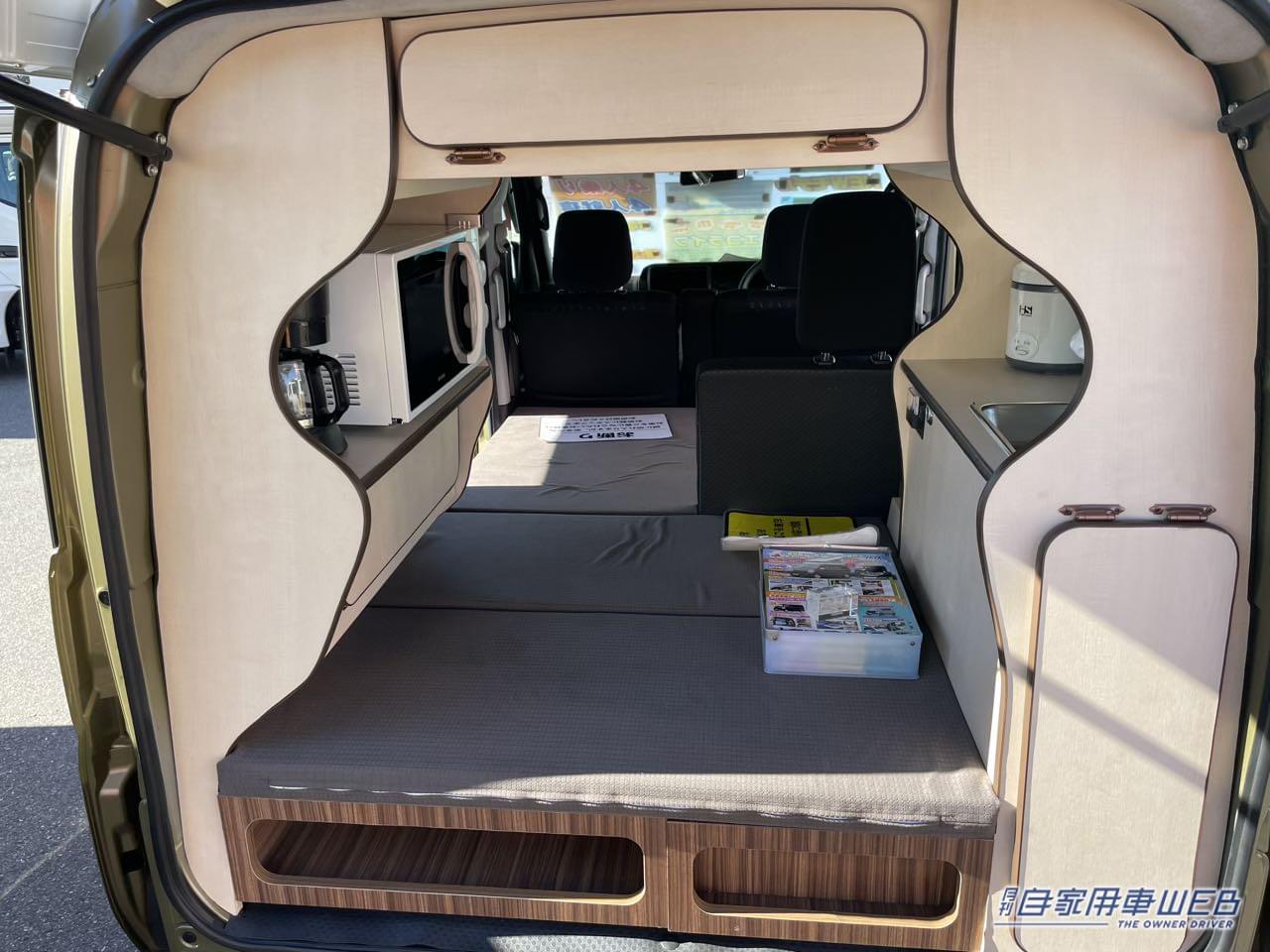 |コンパクトながら3人分のシートと就寝スペースも確保できる! ダイハツ アトレーがベースの軽キャンパー