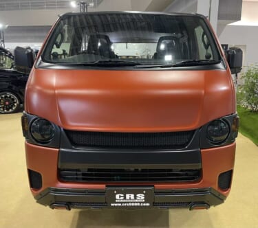 ダークオレンジのボディが最高にカッコいい! シンプル装備で使いやすいトヨタ ハイエースがベースのキャンパー