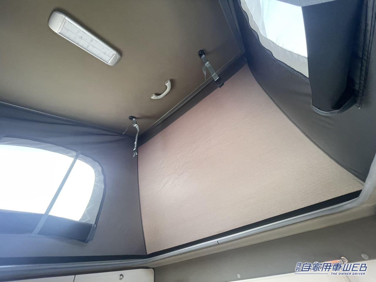 |天井の高い車内は快適ボックスシート! ダイハツ ハイゼットトラックがベースの軽キャンパー