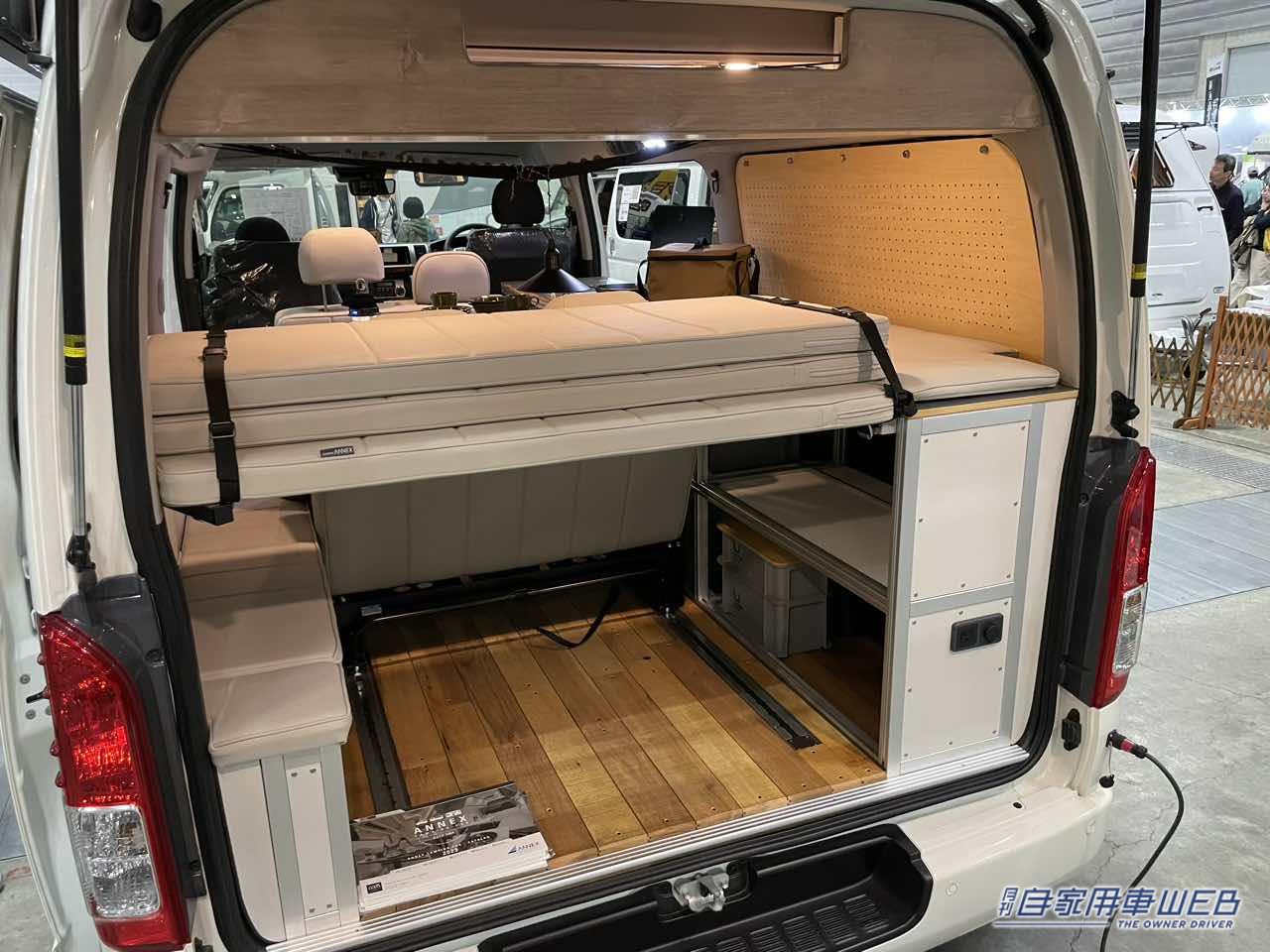 |便利なボックスシートと板張りのフロアが個性的! トヨタ ハイエースがベースのキャンパー