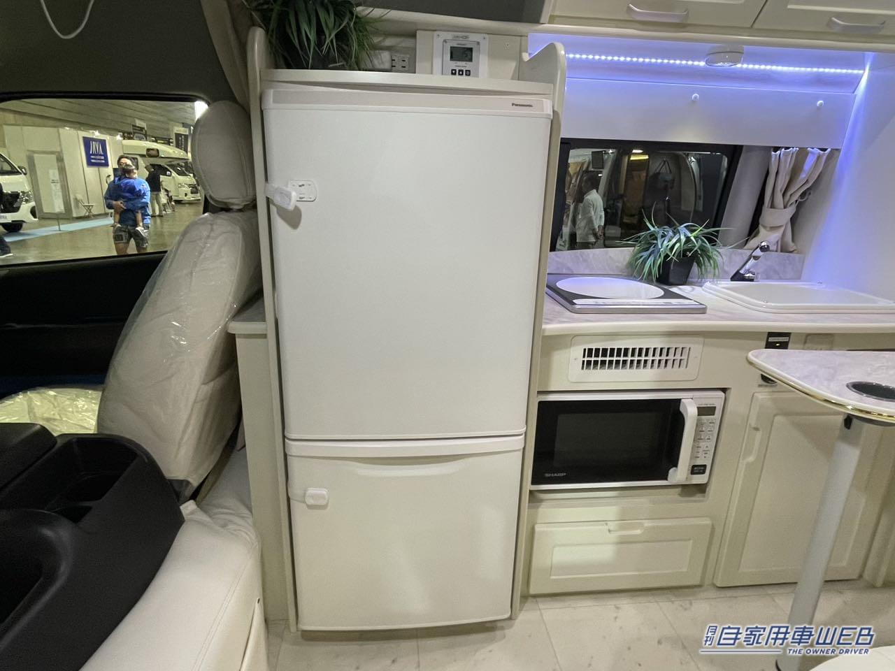 |「おい、嘘だろ…」「ハイエースがここまで?」もはや住宅レベル。キッチン・エアコン・冷蔵庫…なんでも付いてて暮らせるぞ!