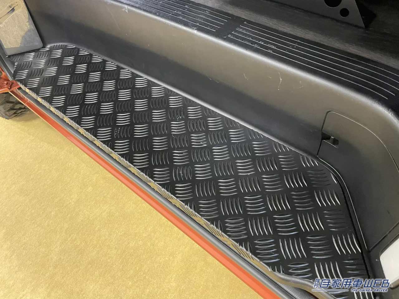 |ダークオレンジのボディが最高にカッコいい! シンプル装備で使いやすいトヨタ ハイエースがベースのキャンパー