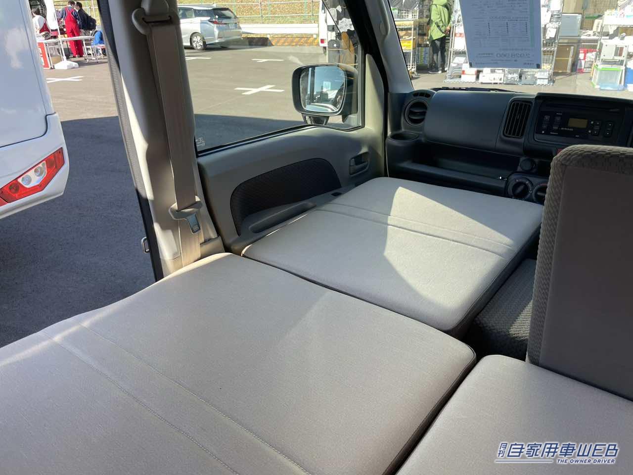 |広いフラットスペースとスライド式のテーブルが便利! スズキ エブリイがベースの軽キャンパー