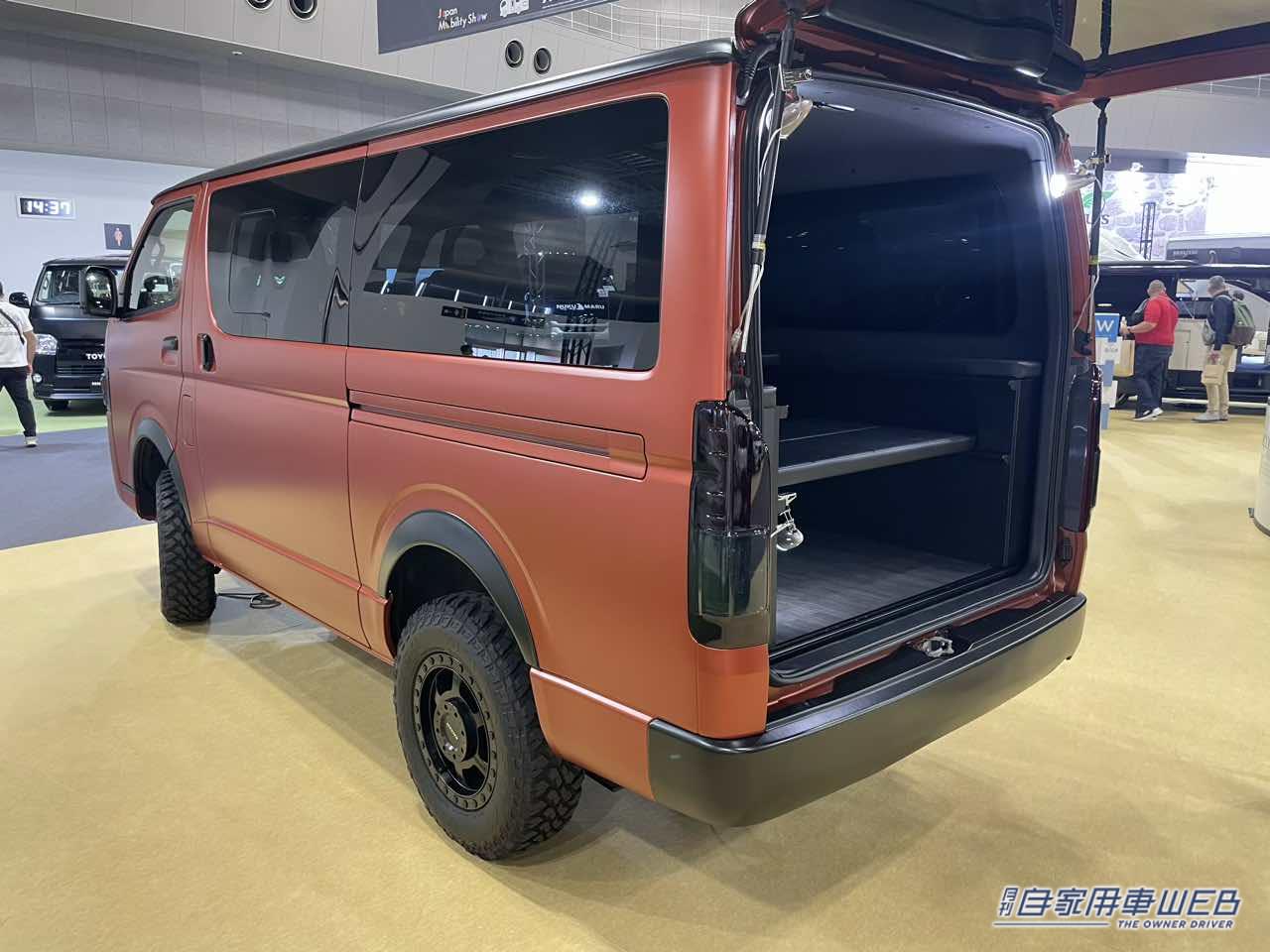 |ダークオレンジのボディが最高にカッコいい! シンプル装備で使いやすいトヨタ ハイエースがベースのキャンパー