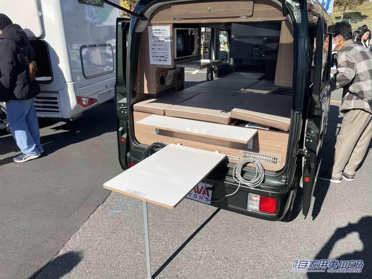 |広いフラットスペースとスライド式のテーブルが便利! スズキ エブリイがベースの軽キャンパー