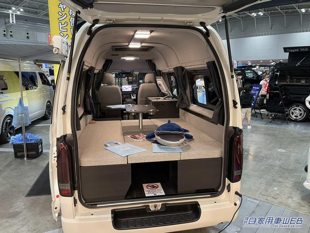 |フルフラット状態でテーブルも使える! 快適ベッドスペースが最高なトヨタ ハイエースがベースのキャンパー
