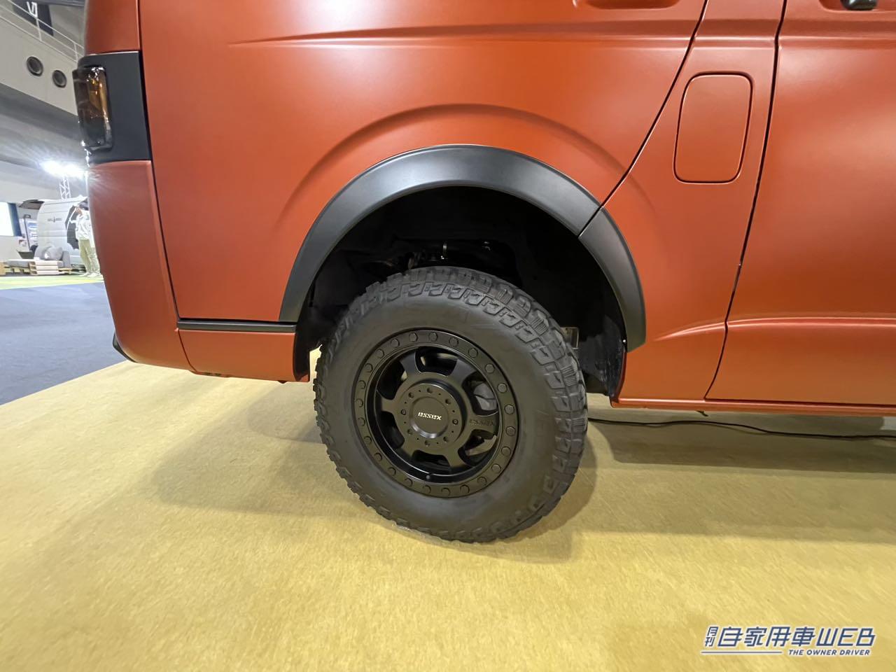 |ダークオレンジのボディが最高にカッコいい! シンプル装備で使いやすいトヨタ ハイエースがベースのキャンパー