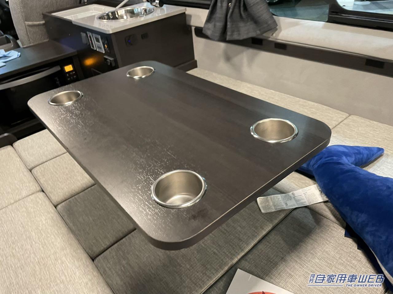 |フルフラット状態でテーブルも使える! 快適ベッドスペースが最高なトヨタ ハイエースがベースのキャンパー