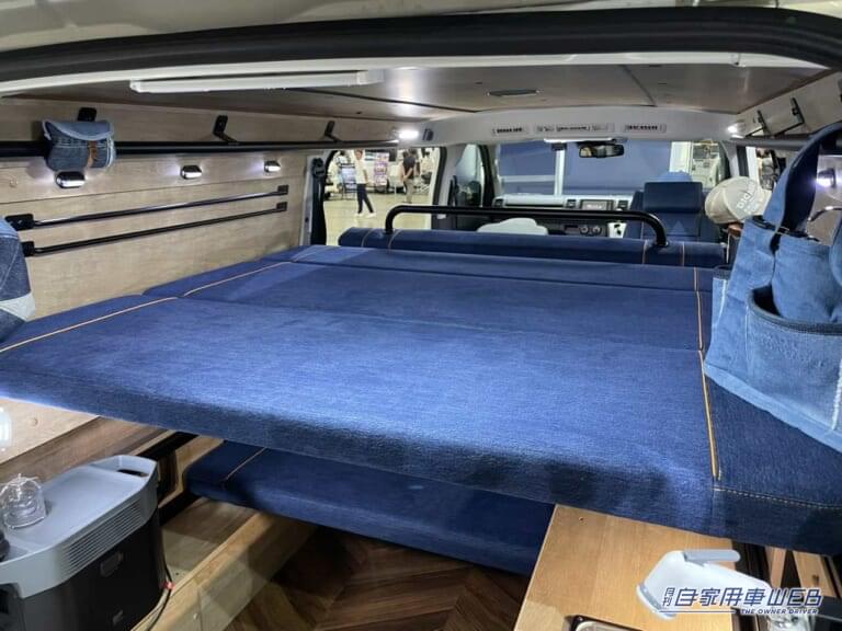 上段シートはかなり広い。|「車のシートだよね?」「すげぇ…デニム地だ」汚してナンボ、経年劣化を楽しみたい。真っ青なシートが魅力のキャンピングカー。