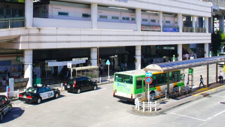 駅前のバス停イメージ画像