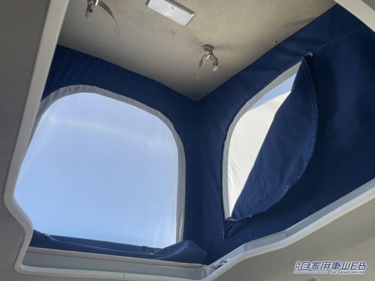 ポップアップルーフの中は広い空間。|「結構すごいぞ」「新幹線みたい」運転席が「ぐるりと回転」するトヨタ・ノア。車中泊も問題なし、大人4人が、ゆったり眠れる。