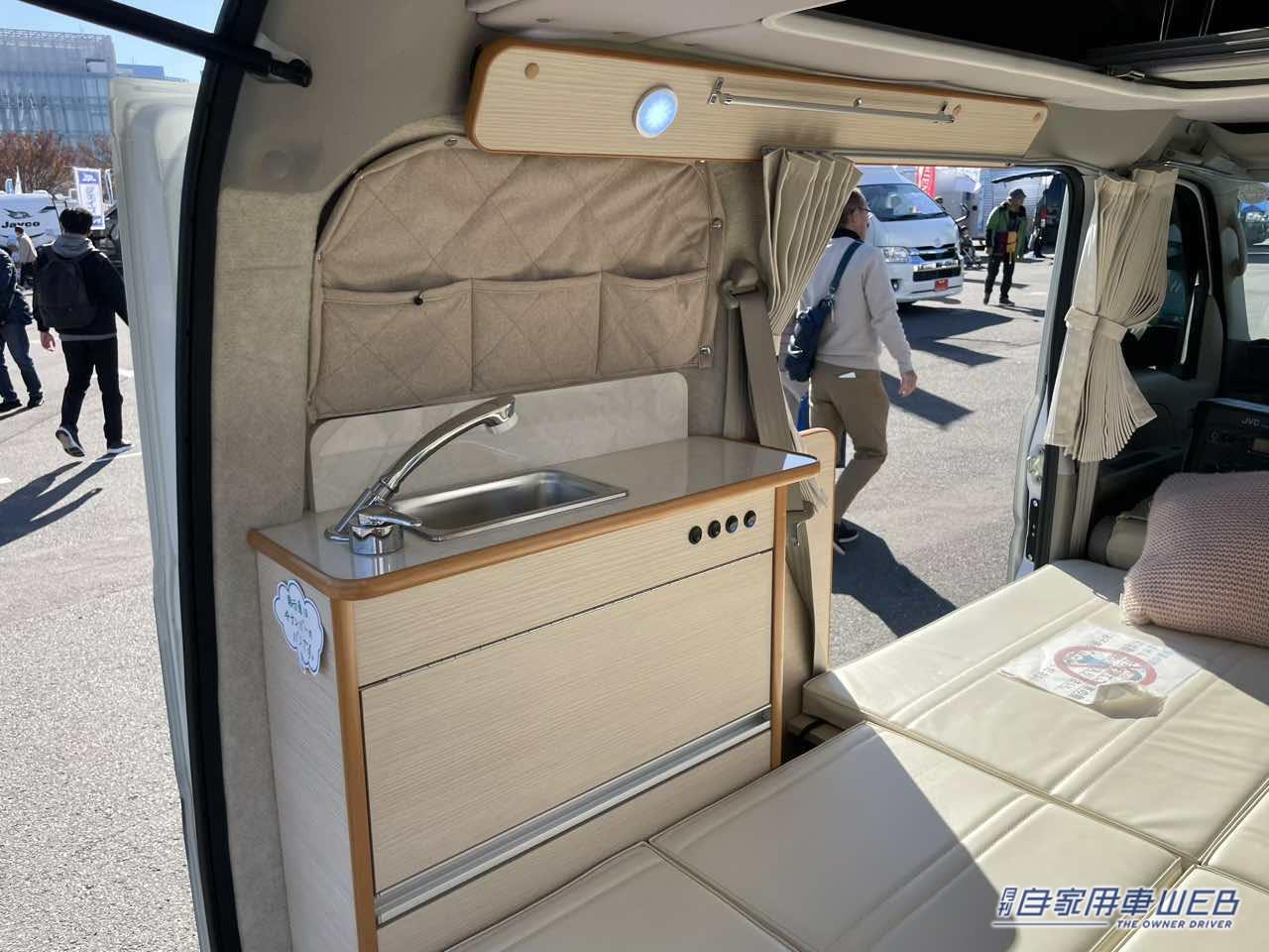 |「おいおい嘘だろ…」「軽自動車だよね?」4人が寝られる、しかも横になって。広すぎてズルい軽キャンパー。