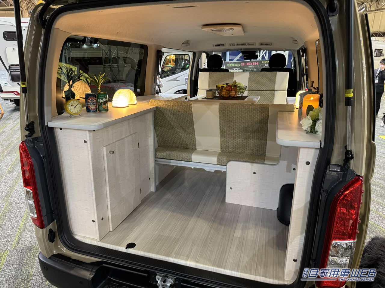 |アースカラーのボディとインテリアがおしゃれなトヨタ ハイエースがベースのキャンパー