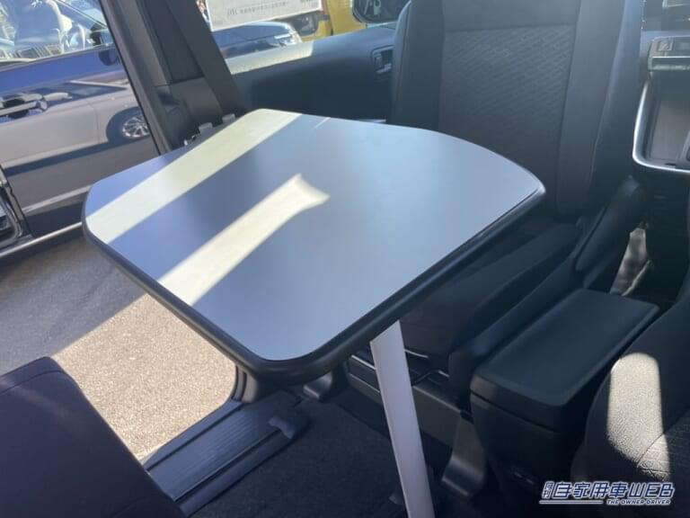テーブル。|「結構すごいぞ」「新幹線みたい」運転席が「ぐるりと回転」するトヨタ・ノア。車中泊も問題なし、大人4人が、ゆったり眠れる。