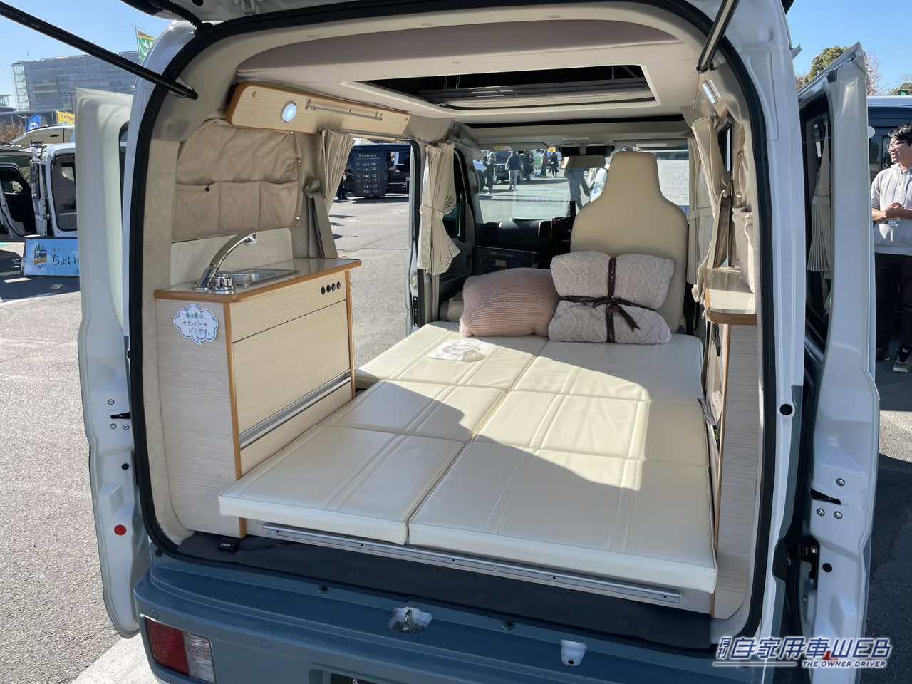 |「おいおい嘘だろ…」「軽自動車だよね?」4人が寝られる、しかも横になって。広すぎてズルい軽キャンパー。