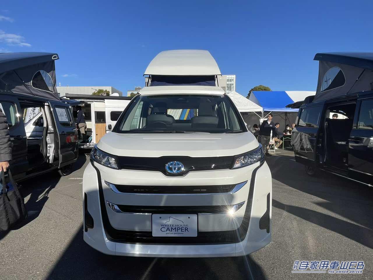 トヨタ・ノアがベースのキャンピングカー。|「結構すごいぞ」「新幹線みたい」運転席が「ぐるりと回転」するトヨタ・ノア。車中泊も問題なし、大人4人が、ゆったり眠れる。