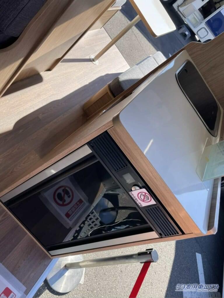 スライドドアから入って右には、シンクや冷蔵庫が埋め込まれたキッチンカウンターが設置されている。|「回転シート良いよね」快適すぎて、もはや家。家庭用エアコン・キッチン・電動ベッド付き。住みたくなるキャンピングカー。