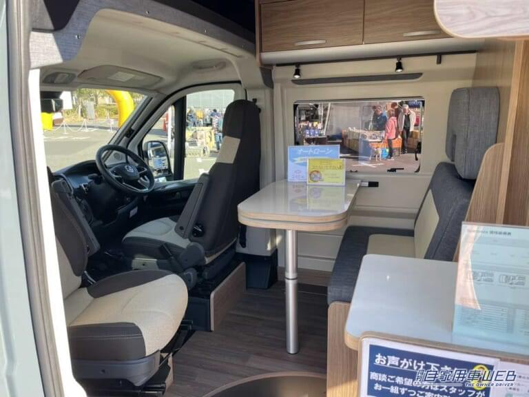 対面式のテーブルソファ。|「回転シート良いよね」快適すぎて、もはや家。家庭用エアコン・キッチン・電動ベッド付き。住みたくなるキャンピングカー。