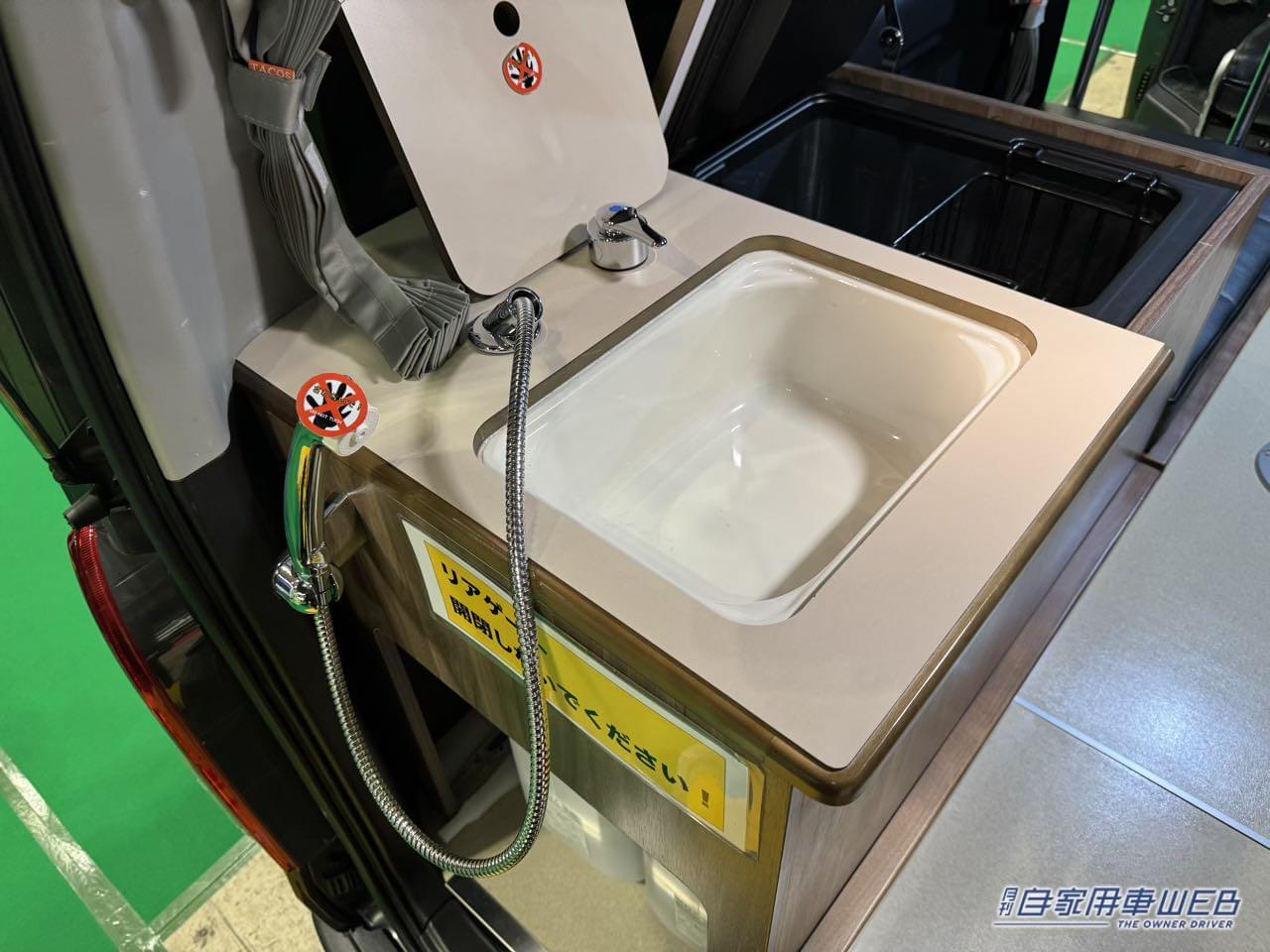 |ロングシートは二段ベッドにもなる! 大人数で楽しめるトヨタ ハイエースがベースのキャンパー