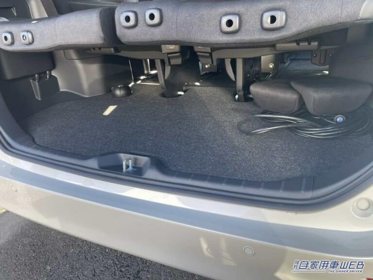 シート下には荷物を積載することも可能。|「結構すごいぞ」「新幹線みたい」運転席が「ぐるりと回転」するトヨタ・ノア。車中泊も問題なし、大人4人が、ゆったり眠れる。