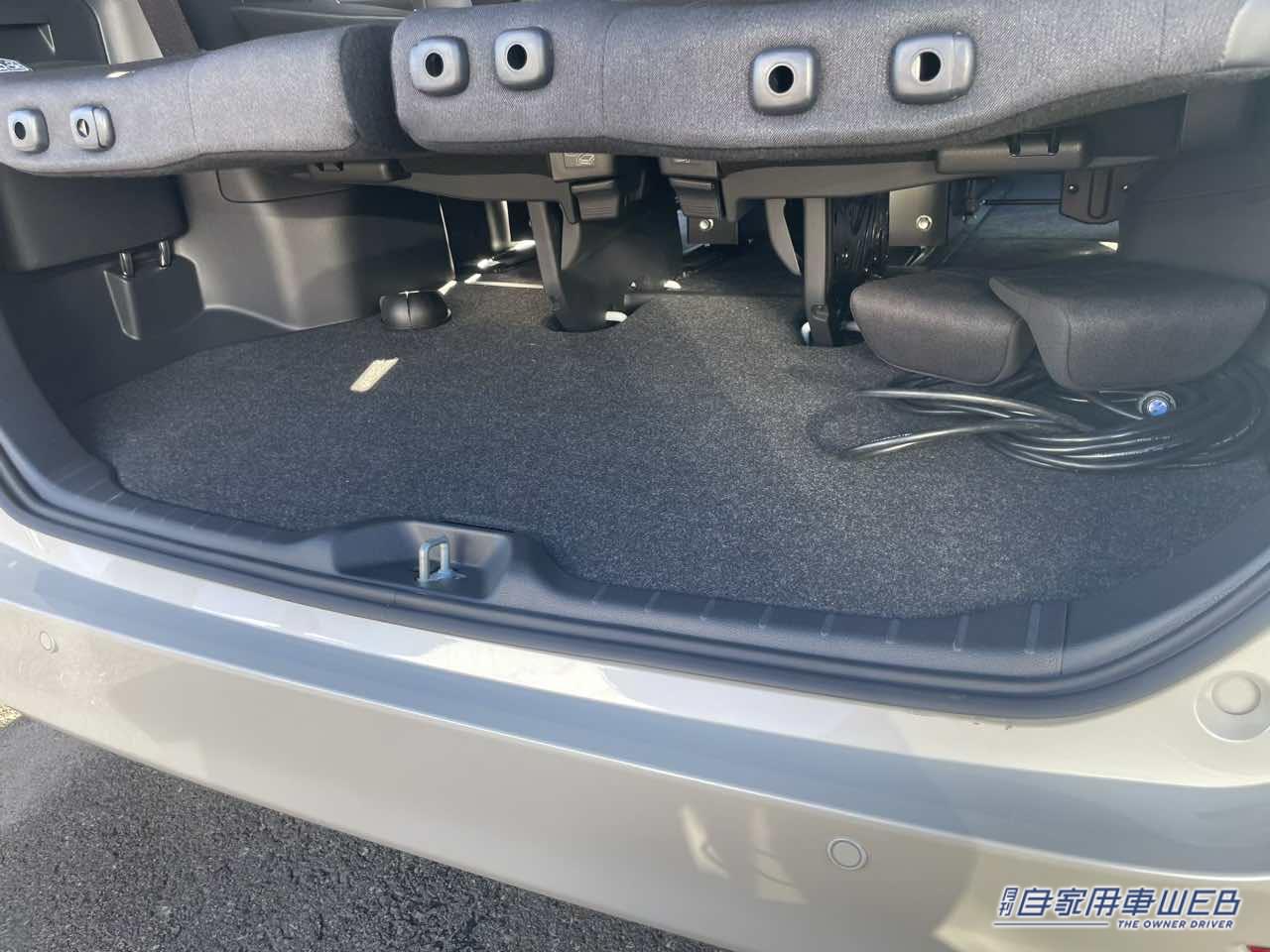 |「結構すごいぞ」「新幹線みたい」運転席が「ぐるりと回転」するトヨタ・ノア。車中泊も問題なし、大人4人が、ゆったり眠れる。