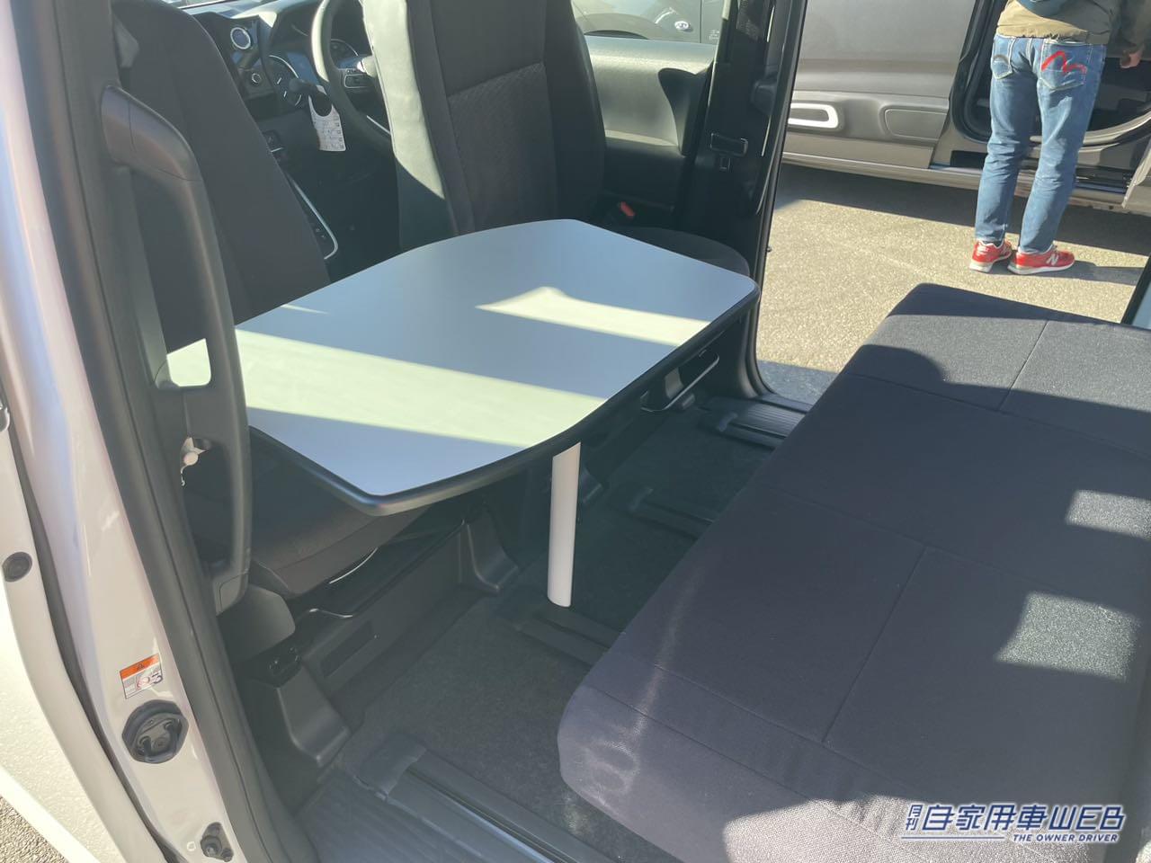 |「結構すごいぞ」「新幹線みたい」運転席が「ぐるりと回転」するトヨタ・ノア。車中泊も問題なし、大人4人が、ゆったり眠れる。