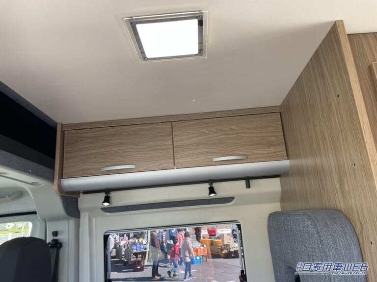 上部には収納スペースが豊富に設けられている。|「回転シート良いよね」快適すぎて、もはや家。家庭用エアコン・キッチン・電動ベッド付き。住みたくなるキャンピングカー。